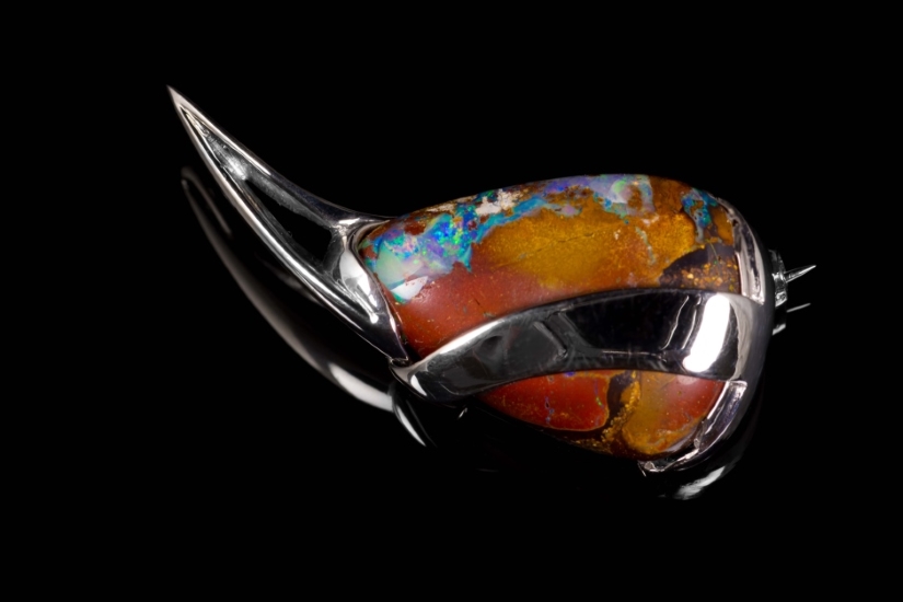 Free-form opal pendant/brooch in palladium